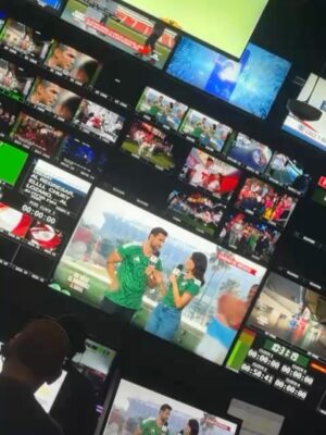 Andrea Meza Instagram - Cuando la fiebre mundialista pega… ¡nos venimos a México! 🔥🇲🇽⚽️
Sorteo, emociĂłn y una aficiĂłn que no se compara đź’š
H&M @andreisansores