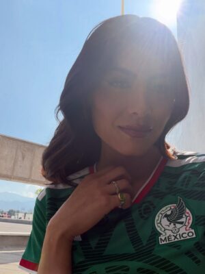 Andrea Meza Instagram - Cuando la fiebre mundialista pega… ¡nos venimos a México! 🔥🇲🇽⚽️
Sorteo, emociĂłn y una aficiĂłn que no se compara đź’š
H&M @andreisansores