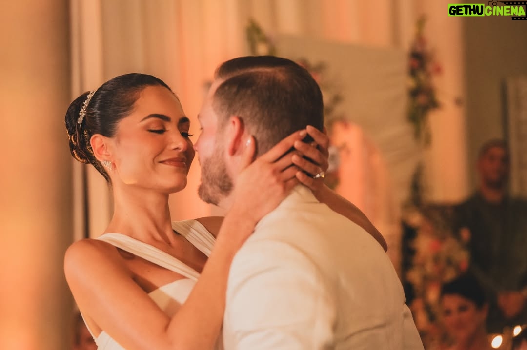 Andrea Meza - 53.7K Likes - Ayer se cumplió un año del mejor día 🤍💍 01/11
Seeing these photos makes me want to relive it all over again.
Happy anniversary, my love @yoryanantonio 🤍
I love you, forever!