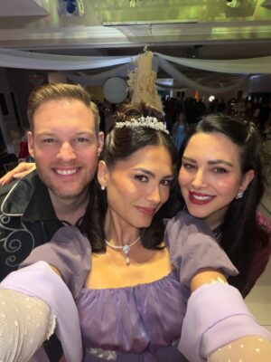 Andrea Meza Instagram - A Bridgerton kind of night đź’ś
.
Celebrando el cumpleaños de mi querido @carlosadyan
📸 @leandromfoto