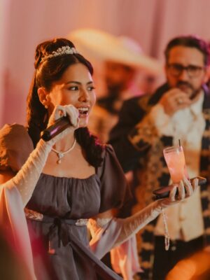 Andrea Meza Instagram - A Bridgerton kind of night đź’ś
.
Celebrando el cumpleaños de mi querido @carlosadyan
📸 @leandromfoto