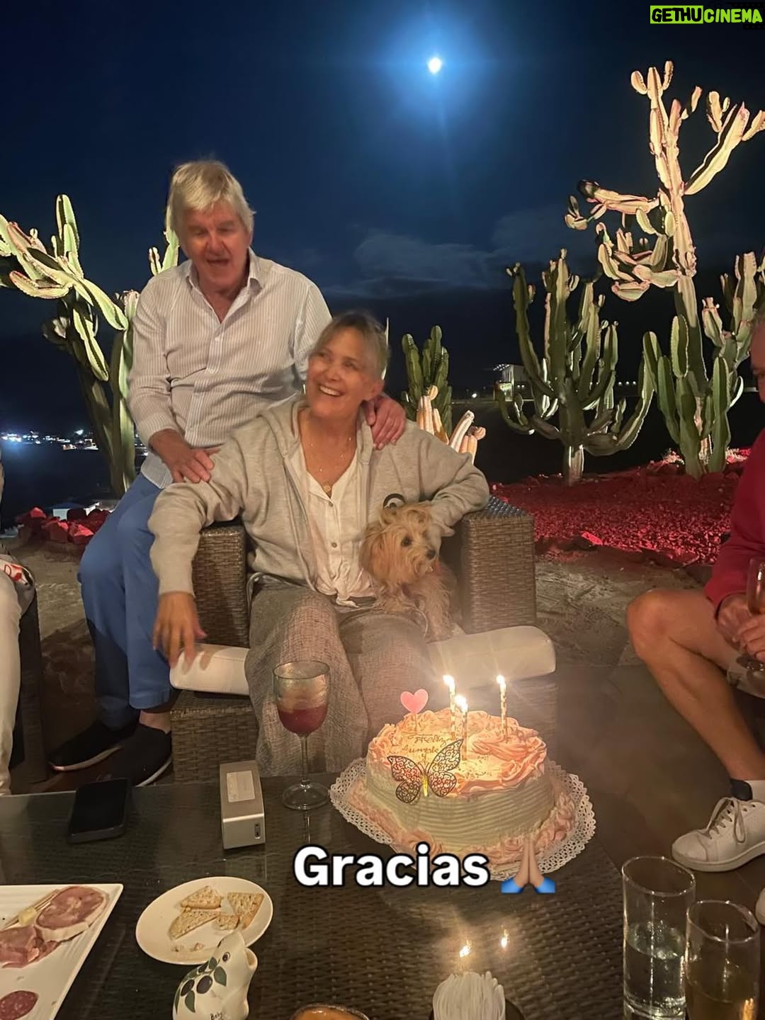Andrea Tessa - 7.3K Likes - Quiero dar las gracias de corazón a todos quienes me manifestaron su cariño a través de mensajes, llamados, DMs en el día de mi cumple! Nacer un 1 de enero hace que no siempre todos los que uno quiere pueden estar, pero la verdad es que ayer fue un día hermoso y me sentí muy acompañada y querida. ❤️🎉🎊