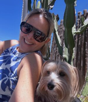 Andrea Tessa Instagram - Nuestro primer verano juntas, deseando que sean muchísimos! Junto a Pippa quisiera agradecer un año particularmente lindo, porque hubo mucha música, buena salud, viajes y mucho amor 🥰. Gracias a ustedes por el apoyo y muestras de cariño por tantos años, gracias a los colegas con quienes compartí escenario y el goce de la música en tantas salas y teatros de Chile. Gracias por la amistad, gracias incluso a los momentos tristes, porque de ellos se aprende y se crece. Les envío bendiciones y mucho amor en esta Navidad 🎄. Que reine La Paz y el diálogo en sus hogares.