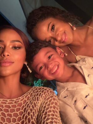 Andrea Tovar Instagram - Entre velas y momentos bonitos, celebro lo más importante
la vida… y ellas.
Mi mamá, mi hermana, Elena y Lorenzo.
Mi hogar eterno.
En esta navidad y fin de año, @copaairlines me acompaño a reencontrarme y abrazar a mi familia !!!! Recuerda que desde el Hub de las Américas en Panamá más de 375 vuelos diarios a más de 80 destinos en América y el Caribe
❣️ @lasterrenasvillas
Dress @blesshandmade.col 🤍