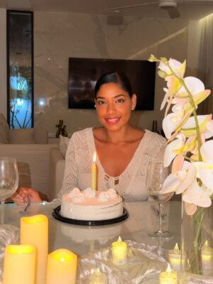 Andrea Tovar Instagram - Entre velas y momentos bonitos, celebro lo más importante
la vida… y ellas.
Mi mamá, mi hermana, Elena y Lorenzo.
Mi hogar eterno.
En esta navidad y fin de año, @copaairlines me acompaño a reencontrarme y abrazar a mi familia !!!! Recuerda que desde el Hub de las Américas en Panamá más de 375 vuelos diarios a más de 80 destinos en América y el Caribe
❣️ @lasterrenasvillas
Dress @blesshandmade.col 🤍