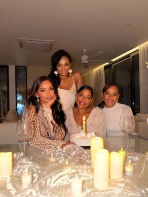 Andrea Tovar Instagram - Entre velas y momentos bonitos, celebro lo más importante
la vida… y ellas.
Mi mamá, mi hermana, Elena y Lorenzo.
Mi hogar eterno.
En esta navidad y fin de año, @copaairlines me acompaño a reencontrarme y abrazar a mi familia !!!! Recuerda que desde el Hub de las Américas en Panamá más de 375 vuelos diarios a más de 80 destinos en América y el Caribe
❣️ @lasterrenasvillas
Dress @blesshandmade.col 🤍