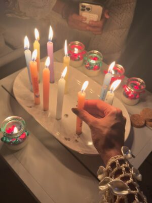 Andrea Tovar Instagram - Entre velas y momentos bonitos, celebro lo más importante
la vida… y ellas.
Mi mamá, mi hermana, Elena y Lorenzo.
Mi hogar eterno.
En esta navidad y fin de año, @copaairlines me acompaño a reencontrarme y abrazar a mi familia !!!! Recuerda que desde el Hub de las Américas en Panamá más de 375 vuelos diarios a más de 80 destinos en América y el Caribe
❣️ @lasterrenasvillas
Dress @blesshandmade.col 🤍