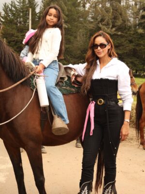 Andrea Tovar Instagram - Mi pequeña ! cowgirl !!! La paso increíble ! un cumpleaños muy divertido ! gracias gracias a toda por su mensajes ! 🤍 felices 8 ✨