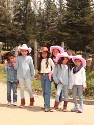 Andrea Tovar Instagram - Mi pequeña ! cowgirl !!! La paso increíble ! un cumpleaños muy divertido ! gracias gracias a toda por su mensajes ! 🤍 felices 8 ✨