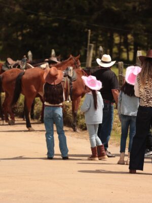 Andrea Tovar Instagram - Mi pequeña ! cowgirl !!! La paso increíble ! un cumpleaños muy divertido ! gracias gracias a toda por su mensajes ! 🤍 felices 8 ✨