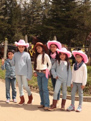 Andrea Tovar Instagram - Mi pequeña ! cowgirl !!! La paso increíble ! un cumpleaños muy divertido ! gracias gracias a toda por su mensajes ! 🤍 felices 8 ✨