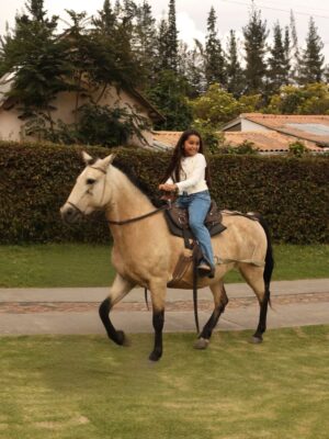 Andrea Tovar Instagram - Mi pequeña ! cowgirl !!! La paso increíble ! un cumpleaños muy divertido ! gracias gracias a toda por su mensajes ! 🤍 felices 8 ✨