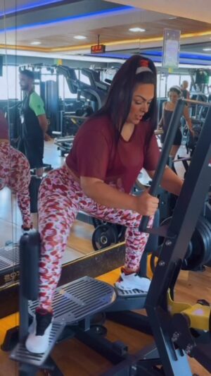 Andressa Soares Instagram - Treininho de popo de leve ✅