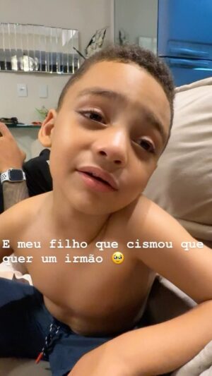 Andressa Soares Instagram - E meu filho que cismou que quer um irmão 😮💨🥹🥴