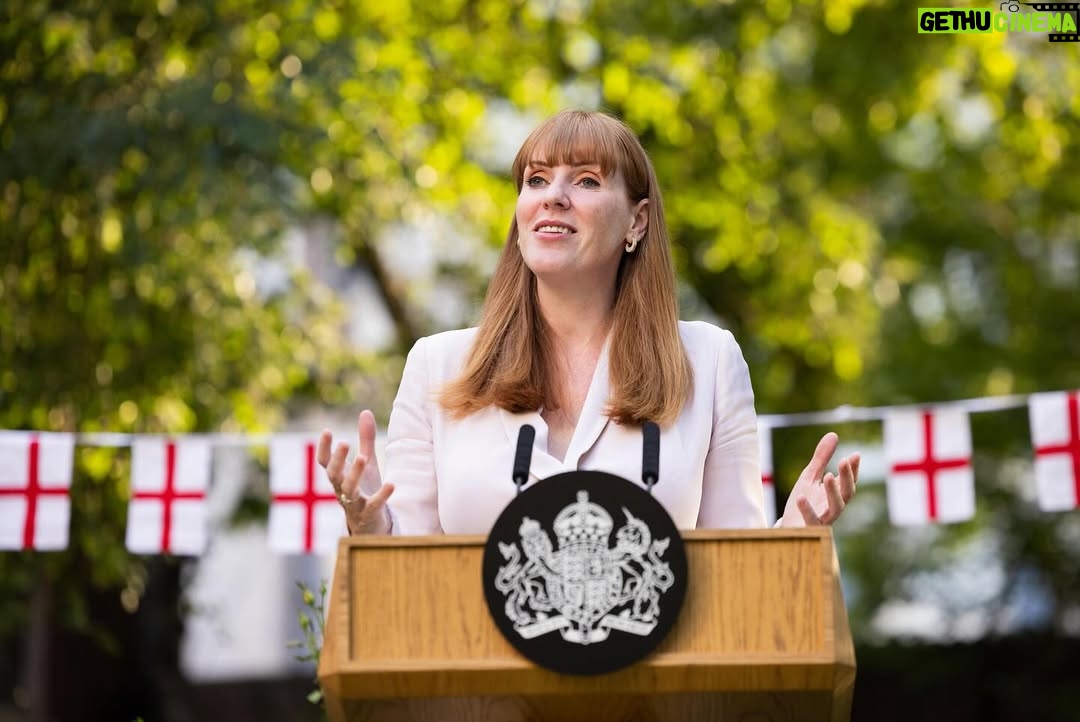 Angela Rayner - 6.1K Likes - These women are absolute legends!!

There was a proper buzz in Downing Street tonight as we hosted the @lionesses. So proud of what they’ve done for women’s football and representing England with such brilliance.

Let the celebrations continue!! ⚽🎉