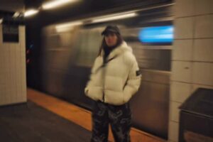 Angélica Blandón Instagram - El sueño de Reina. 🇺🇸🗽
Hace 20 años rodábamos en fílmico PARAÍSO TRAVEL . 🇨🇴