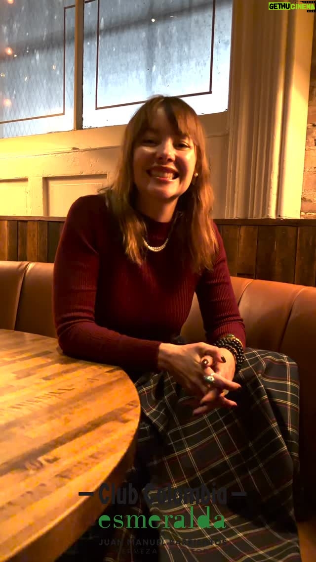 Angélica Blandón - 251 Likes - Celebra con los tuyos y  @clubcolombia esmeralda creación exclusiva por Juan Manuel del cielo. Y empieza el 20026 con una esmeralda real. 
 
En el video te cuento como. 
Feliz año 🎆