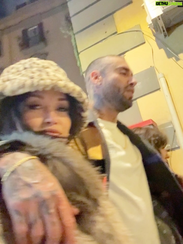 Angie Arizaga - 122.3K Likes - Llegaste a mejorar todos los aspectos de mi Vida 🤍 Siempre te lo he dicho , te lo repito hoy y te lo recordaré mil veces , te voy a amar y respetar por el resto de nuestros dias . Siendo un equipo se construyen imperios y que felicidad construirlo a tu lado 🤍 💍 
Te Amo 
1-1-21 / 30-12-25 / 09-08-24