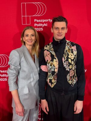 Anita Sokołowska Instagram - …
33 Gala Paszportów  Polityki - paszporty  to jedna z najważniejszych nagród kulturalnych w Polsce, przyznawana od 1993 roku młodym twórcom. Mikita Iłinczyk był nominowany w kategorii TEATR. Z @i.mikita spotkaliśmy się w bydgoskiej teatralnej kuchni, kiedy reżyserowaliśmy swoje spektakle. Pół roku później zrobiliśmy razem przedstawienie „Emma” w reżyserii Mikity. To dla mnie ważne i szczególe spotkanie w pracy - temat spektaklu dotyczył sytuacji na granicy polsko-białoruskiej. 
Dziękuję Mikita, że mogłam Ci towarzyszyć w tak ważnym dla Ciebie dniu 🫶💥🫶. 
Wszystkim laureatom z całego serca gratuluję. 

…
Dziękuję @violapiekut za idealny garnitur na ten szczególny wieczór.
…
#paszportypolityki
#nagroda
#wyróżnienie 
#gala