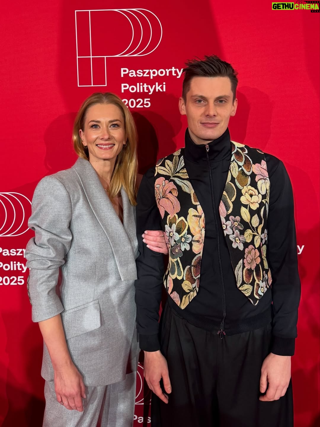 Anita Sokołowska - 1K Likes - …
33 Gala Paszportów  Polityki - paszporty  to jedna z najważniejszych nagród kulturalnych w Polsce, przyznawana od 1993 roku młodym twórcom. Mikita Iłinczyk był nominowany w kategorii TEATR. Z @i.mikita spotkaliśmy się w bydgoskiej teatralnej kuchni, kiedy reżyserowaliśmy swoje spektakle. Pół roku później zrobiliśmy razem przedstawienie „Emma” w reżyserii Mikity. To dla mnie ważne i szczególe spotkanie w pracy - temat spektaklu dotyczył sytuacji na granicy polsko-białoruskiej. 
Dziękuję Mikita, że mogłam Ci towarzyszyć w tak ważnym dla Ciebie dniu 🫶💥🫶. 
Wszystkim laureatom z całego serca gratuluję. 

…
Dziękuję @violapiekut za idealny garnitur na ten szczególny wieczór.
…
#paszportypolityki
#nagroda
#wyróżnienie 
#gala