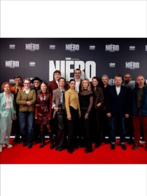 Anita Sokołowska Instagram - …
Jeszcze kilka kadrów z dobrych chwil związanych z dniem prasowym serialu „Niebo. Rok w piekle” - reż Bartek Blashe. Premiera 26.12.2025 na @hbomaxpl 
Ja już serial widziałam - myślę, że ta historia zrobi na Was wrażenie - narracja inna, niewygodna, zmuszająca do zadania sobie pytań… Dla mnie o tym, jak bardzo potrzebujemy akceptacji, otulenia, bliskości  i prostego czucia bycia potrzebnym. I o wielkiej manipulacji, która przybiera różne postaci. 
Dziękuję @coolkeyplay.agency i @juliafryderykapopkiewicz 
…
#wlosy @atelierstylissimo 
#makeup @olalalka_makeup_pro 
…