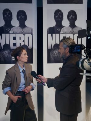 Anita Sokołowska Instagram - …
Jeszcze kilka kadrów z dobrych chwil związanych z dniem prasowym serialu „Niebo. Rok w piekle” - reż Bartek Blashe. Premiera 26.12.2025 na @hbomaxpl 
Ja już serial widziałam - myślę, że ta historia zrobi na Was wrażenie - narracja inna, niewygodna, zmuszająca do zadania sobie pytań… Dla mnie o tym, jak bardzo potrzebujemy akceptacji, otulenia, bliskości  i prostego czucia bycia potrzebnym. I o wielkiej manipulacji, która przybiera różne postaci. 
Dziękuję @coolkeyplay.agency i @juliafryderykapopkiewicz 
…
#wlosy @atelierstylissimo 
#makeup @olalalka_makeup_pro 
…