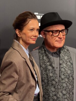 Anita Sokołowska Instagram - …
Jeszcze kilka kadrów z dobrych chwil związanych z dniem prasowym serialu „Niebo. Rok w piekle” - reż Bartek Blashe. Premiera 26.12.2025 na @hbomaxpl 
Ja już serial widziałam - myślę, że ta historia zrobi na Was wrażenie - narracja inna, niewygodna, zmuszająca do zadania sobie pytań… Dla mnie o tym, jak bardzo potrzebujemy akceptacji, otulenia, bliskości  i prostego czucia bycia potrzebnym. I o wielkiej manipulacji, która przybiera różne postaci. 
Dziękuję @coolkeyplay.agency i @juliafryderykapopkiewicz 
…
#wlosy @atelierstylissimo 
#makeup @olalalka_makeup_pro 
…