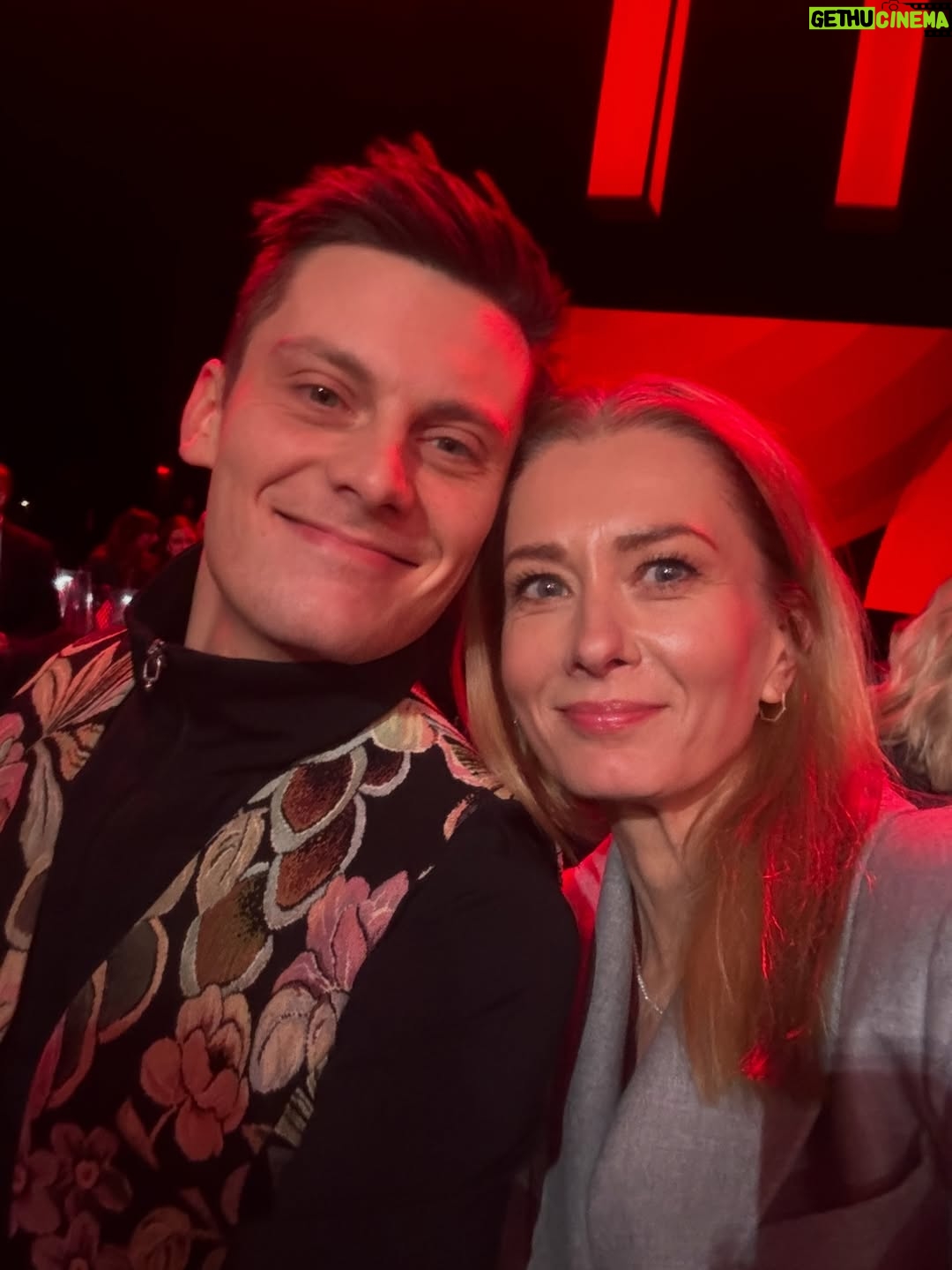Anita Sokołowska - 1K Likes - …
33 Gala Paszportów  Polityki - paszporty  to jedna z najważniejszych nagród kulturalnych w Polsce, przyznawana od 1993 roku młodym twórcom. Mikita Iłinczyk był nominowany w kategorii TEATR. Z @i.mikita spotkaliśmy się w bydgoskiej teatralnej kuchni, kiedy reżyserowaliśmy swoje spektakle. Pół roku później zrobiliśmy razem przedstawienie „Emma” w reżyserii Mikity. To dla mnie ważne i szczególe spotkanie w pracy - temat spektaklu dotyczył sytuacji na granicy polsko-białoruskiej. 
Dziękuję Mikita, że mogłam Ci towarzyszyć w tak ważnym dla Ciebie dniu 🫶💥🫶. 
Wszystkim laureatom z całego serca gratuluję. 

…
Dziękuję @violapiekut za idealny garnitur na ten szczególny wieczór.
…
#paszportypolityki
#nagroda
#wyróżnienie 
#gala