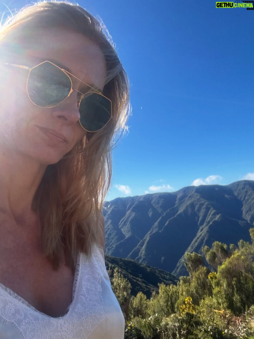 Anita Sokołowska - 3.1K Likes - …
Madera. Niejednorodna. Kapryśna pod względem pogody. Niejednoznaczna. Lubię. Bardzo. Dziękuję @ipodroze.pl za inspirację by poznać tę wyspę. Przejechałam ją wzdłóż i wszerz fiatem pandą 🙈 no to była jednak przygoda… czułam się czasami jak kierowca rajdowy … zaciskając ręce na kierownicy - czy damy radę podjechać „pandzią” w górzystych rejonach, raz zapomniałam zatankować 🤘 a hoj przygodo 🙈 no taka jestem. Niedostytem pozostaje wschodnie wybrzeże wysypy - jest powód by tu wrócić 🫶🌈🦋
#madera
#nature
#travel 
#mytime
#reset