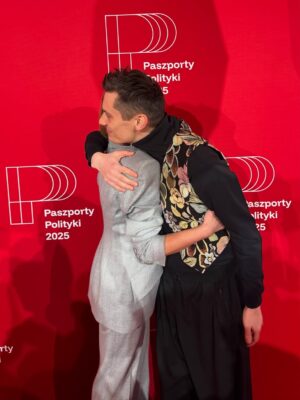 Anita Sokołowska Instagram - …
33 Gala Paszportów  Polityki - paszporty  to jedna z najważniejszych nagród kulturalnych w Polsce, przyznawana od 1993 roku młodym twórcom. Mikita Iłinczyk był nominowany w kategorii TEATR. Z @i.mikita spotkaliśmy się w bydgoskiej teatralnej kuchni, kiedy reżyserowaliśmy swoje spektakle. Pół roku później zrobiliśmy razem przedstawienie „Emma” w reżyserii Mikity. To dla mnie ważne i szczególe spotkanie w pracy - temat spektaklu dotyczył sytuacji na granicy polsko-białoruskiej. 
Dziękuję Mikita, że mogłam Ci towarzyszyć w tak ważnym dla Ciebie dniu 🫶💥🫶. 
Wszystkim laureatom z całego serca gratuluję. 

…
Dziękuję @violapiekut za idealny garnitur na ten szczególny wieczór.
…
#paszportypolityki
#nagroda
#wyróżnienie 
#gala