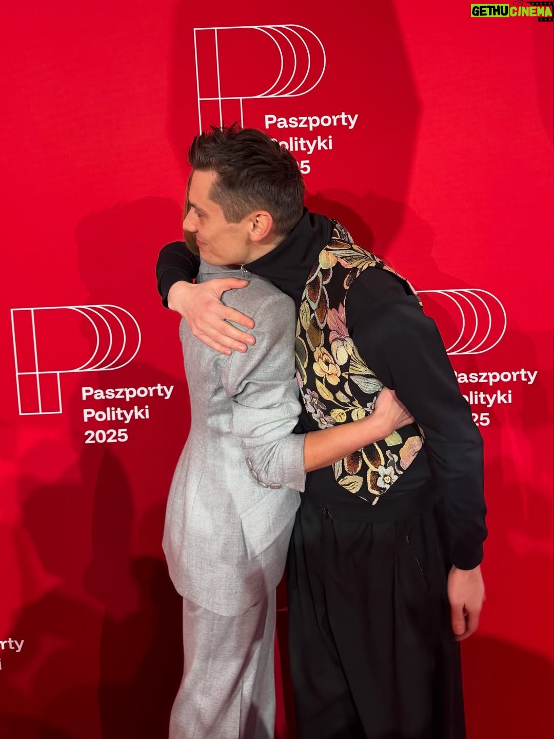 Anita Sokołowska - 1K Likes - …
33 Gala Paszportów  Polityki - paszporty  to jedna z najważniejszych nagród kulturalnych w Polsce, przyznawana od 1993 roku młodym twórcom. Mikita Iłinczyk był nominowany w kategorii TEATR. Z @i.mikita spotkaliśmy się w bydgoskiej teatralnej kuchni, kiedy reżyserowaliśmy swoje spektakle. Pół roku później zrobiliśmy razem przedstawienie „Emma” w reżyserii Mikity. To dla mnie ważne i szczególe spotkanie w pracy - temat spektaklu dotyczył sytuacji na granicy polsko-białoruskiej. 
Dziękuję Mikita, że mogłam Ci towarzyszyć w tak ważnym dla Ciebie dniu 🫶💥🫶. 
Wszystkim laureatom z całego serca gratuluję. 

…
Dziękuję @violapiekut za idealny garnitur na ten szczególny wieczór.
…
#paszportypolityki
#nagroda
#wyróżnienie 
#gala