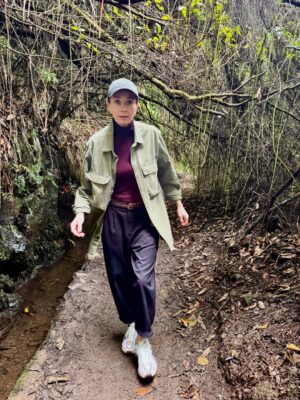Anita Sokołowska Instagram - …
Madera. Niejednorodna. Kapryśna pod względem pogody. Niejednoznaczna. Lubię. Bardzo. Dziękuję @ipodroze.pl za inspirację by poznać tę wyspę. Przejechałam ją wzdłóż i wszerz fiatem pandą 🙈 no to była jednak przygoda… czułam się czasami jak kierowca rajdowy … zaciskając ręce na kierownicy - czy damy radę podjechać „pandzią” w górzystych rejonach, raz zapomniałam zatankować 🤘 a hoj przygodo 🙈 no taka jestem. Niedostytem pozostaje wschodnie wybrzeże wysypy - jest powód by tu wrócić 🫶🌈🦋
#madera
#nature
#travel 
#mytime
#reset
