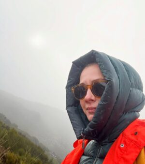 Anita Sokołowska Instagram - …
Kończę ten rok tak jak lubię - łażąc po górach i dolinach, patrząc na ocean, wolno i niespiesznie oddychając, pływając, pełna zachwytów wschodzącego i zachodzącego słońca. 
I napiszę to - roku 2025 cieszę się, że się kończysz. Nie byłeś łatwym rokiem dla mnie. Działy się i piękne rzeczy, ale też i bardzo trudne. Mam nadzieję, że te wszystkie doświadczenia mają sens i że te różne lekcje przepracowałam. 
Pięknego wieczoru Wam życzę 🌈🎶🩵🍀🏋🏻‍♂️💫😎
…
#trekking 
#włóczęga
#góry 
#madera
#doświadczenie