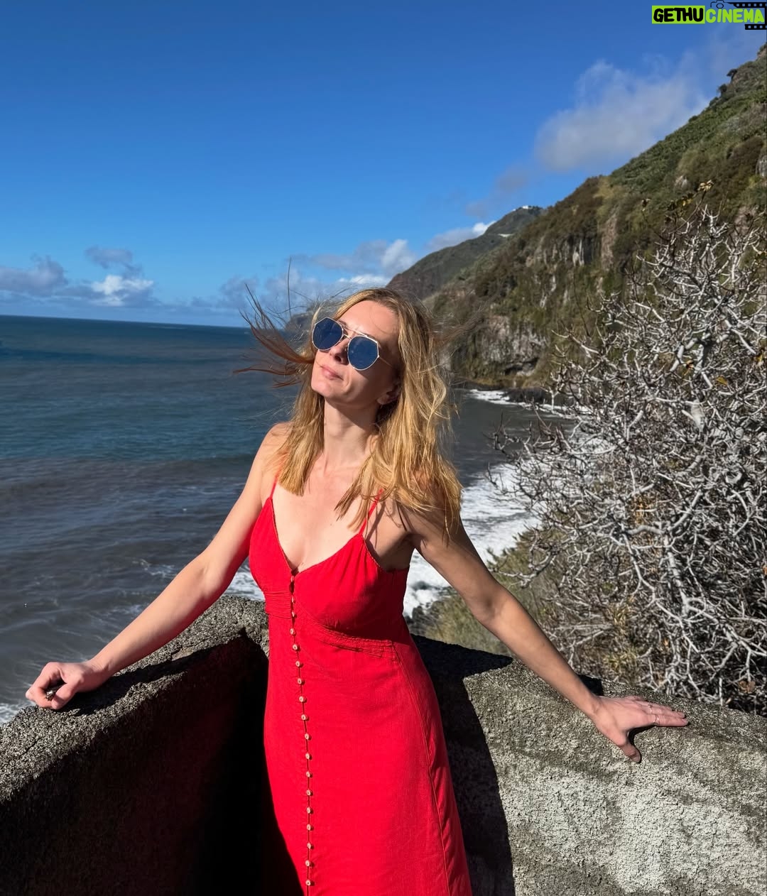 Anita Sokołowska - 3.5K Likes - …
Mój dzień był dobry. Bardzo. Rozpoczęty trekkingiem we mgle, zakończony eksploracją wyspy w słońcu. Przesyłam troszkę słońca dla Was z Wodospadu Aniołów. I niebywały song Sarah McLachlan 🩵🎶🩵
…
#madera
#island 
#experience
#trip 
#freedom