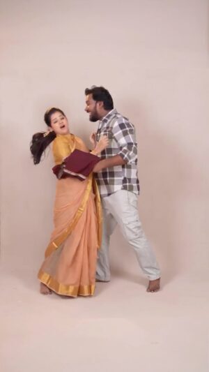 Anitha Sampath Instagram - Iam back with a 90s nostalgia! ๐ฅ๐คฉ
Wearing beautiful elegant kaithari sarees from
@kaithari_studio my all time favourite ๐
To order the sarees pls DM @kaithari_studio
Thanks to my team
Makeup @makeupby_rinu
Hairstyle @shalini_hairartist
Cameo& production @itsme_pg
For the full day of dedication and hard work.
๐๐๐
.
.
.
.
#anithasampath #anithasampathreels #biggboss