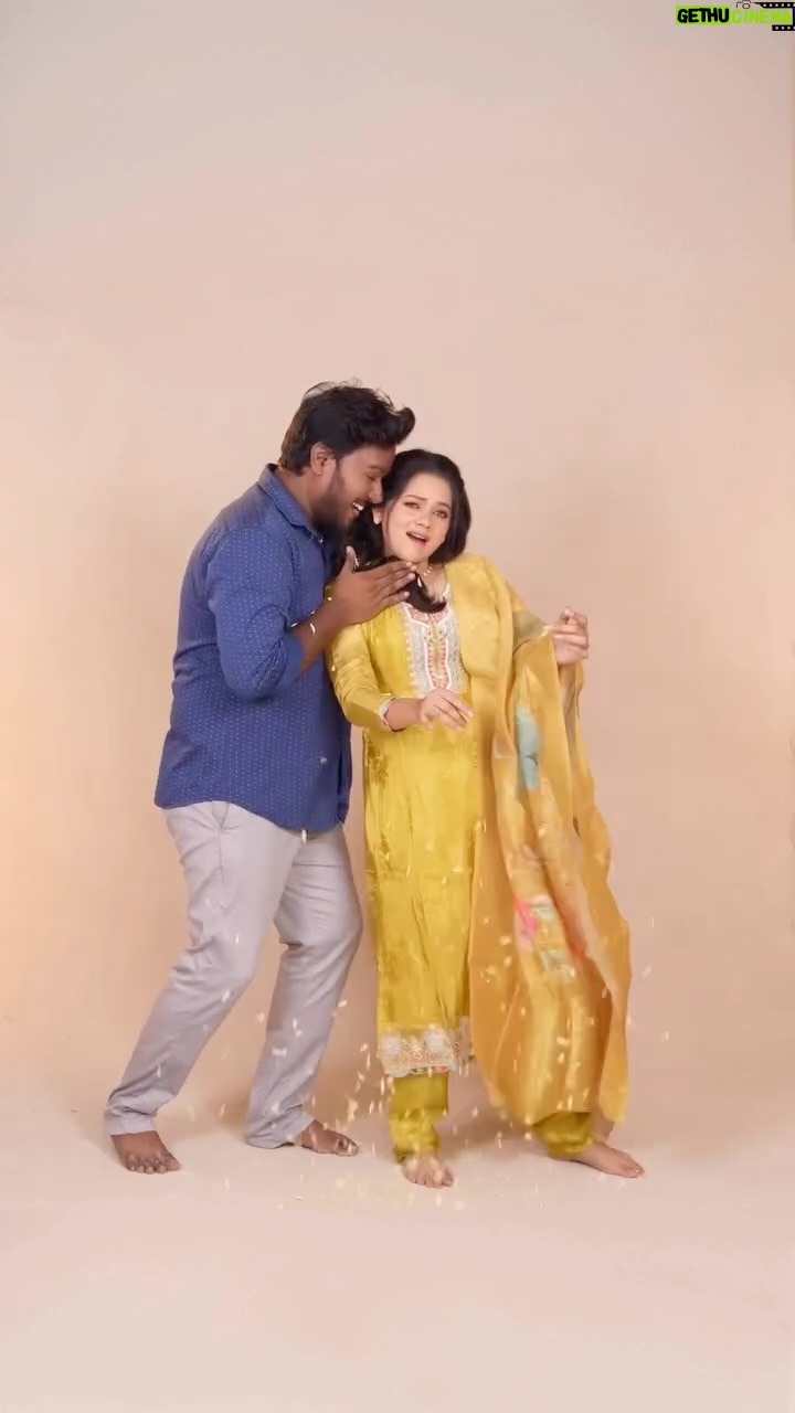 Anitha Sampath - 150.5K Likes - Kannukutties vandhachi unga Anitha Sampath reel 😍🥰 
Beautiful costumes from @thelegendsaravanastores 

Thanks to the team of Anitha Sampath reels🌹🥰😘😍
Makeup styling @makeupby_rinu 
Hairdo @shalini_hairartist 
Cameo & production @itsme_pg 

New Year & Pongal Exclusive Collections @thelegendsaravanastores

📍Padi 📍T Nagar , Chennai

Muthu Jarigai Pattu,  Swarnamala Pattu , Playboy , Yuvathi , Ninasa , Couple Combo Collections & much more Trending Collections

Biggest Christmas , New Year , Pongal Giveaway Celebration 🥳 
₹50,00,000  Worth giveaways • 3000  Winners • 100  Winners Everyday • 
From Dec 12th to Jan 10th 

Latest Designs 😍 Largest Collections 🤩 Lowest Price ☺️

Unbelievable Jewellery Offer🥰
• ₹1,500 off per sovereign 
• Always 5% lesser price than market price 
Do check out their “Smart Chit Scheme”

#legendsaravanastores 

#anithasampath #anithasampathreels 
#kannitheevuponna #asr