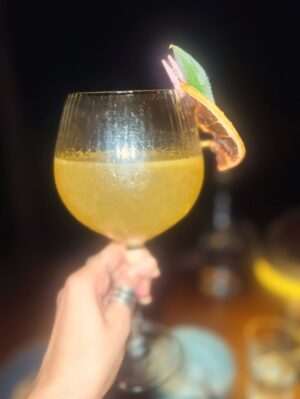 Anjali Sivaraman Instagram - Another day in paradise ❤️🥰🍹
@palmagoa @ashwe351 

Thanks for making this happen @anukriti_rathore 🫶🏾🫶🏾