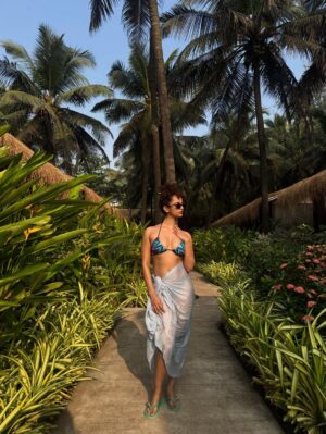 Anjali Sivaraman Instagram - Another day in paradise ❤️🥰🍹
@palmagoa @ashwe351 

Thanks for making this happen @anukriti_rathore 🫶🏾🫶🏾