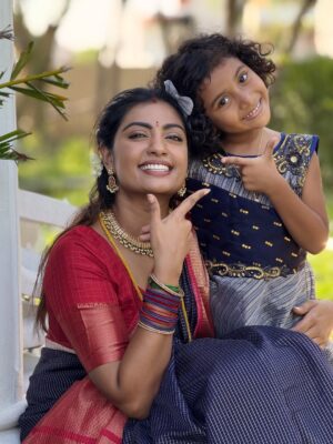 Anjana Srinivas Instagram - Kodi kangalo pothathu..

Anjana X safa bonding💥❤️

#anjali #anjanasrinivas #maari #zeetamil #zee #zeeonthegoreels #insta #india #inspiration #instagram #instagood #instamood #instapic #celebreties #actress #actorslife #childartist #safachildartist #kids #kidslove #kidsfashion #cute #cutepic #kidspose