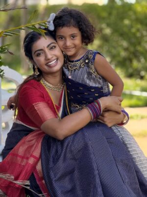 Anjana Srinivas Instagram - Kodi kangalo pothathu..

Anjana X safa bonding💥❤️

#anjali #anjanasrinivas #maari #zeetamil #zee #zeeonthegoreels #insta #india #inspiration #instagram #instagood #instamood #instapic #celebreties #actress #actorslife #childartist #safachildartist #kids #kidslove #kidsfashion #cute #cutepic #kidspose