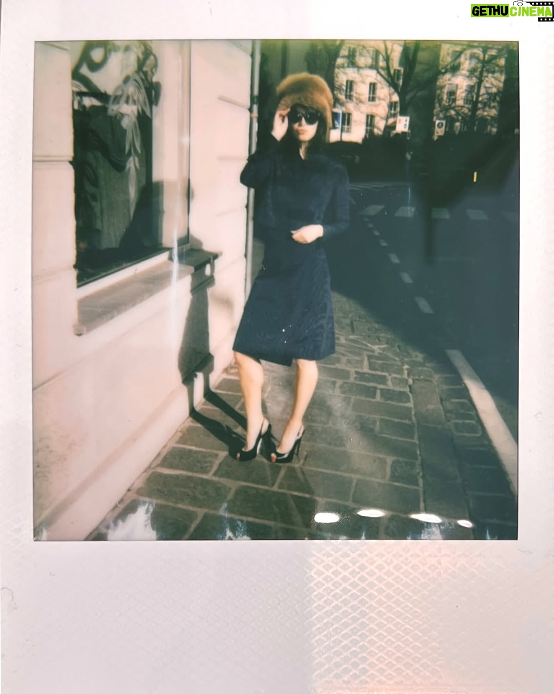 Anjelica Bette Fellini - 278 Likes - Local Italian craftsmanship, done right 

hand sown 1960s Gina Mianchini Moiré silk set paired with a hat from Bolzano’s atelier Biasion

Anjelica for Pezzi di Perla, 📷 by @evavgelder 
special thanks to @staeaeaef