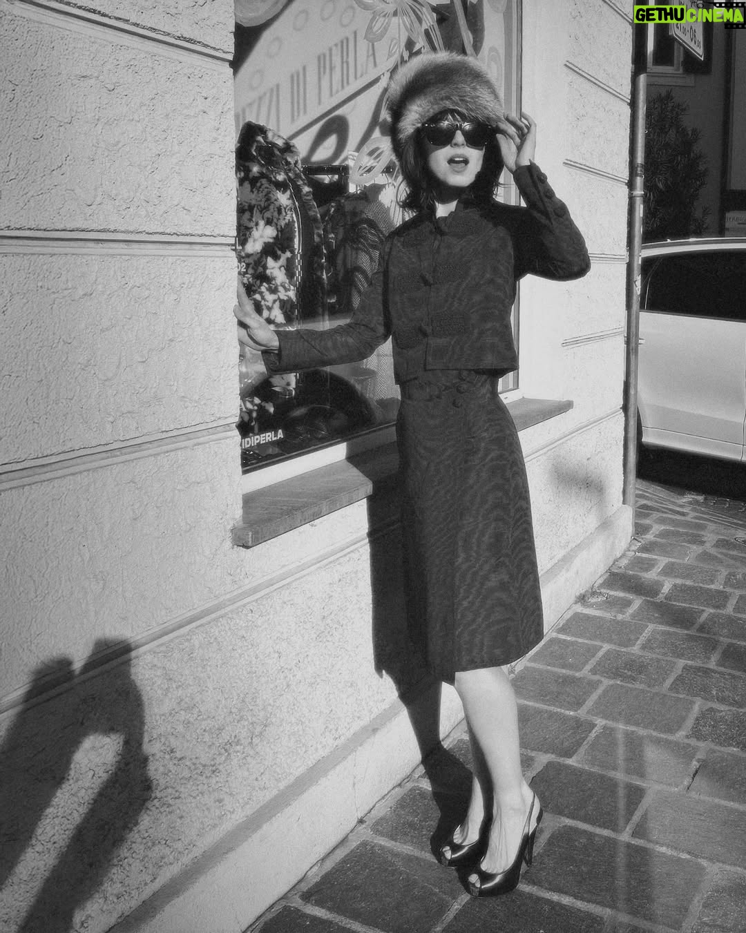 Anjelica Bette Fellini - 278 Likes - Local Italian craftsmanship, done right 

hand sown 1960s Gina Mianchini Moiré silk set paired with a hat from Bolzano’s atelier Biasion

Anjelica for Pezzi di Perla, 📷 by @evavgelder 
special thanks to @staeaeaef