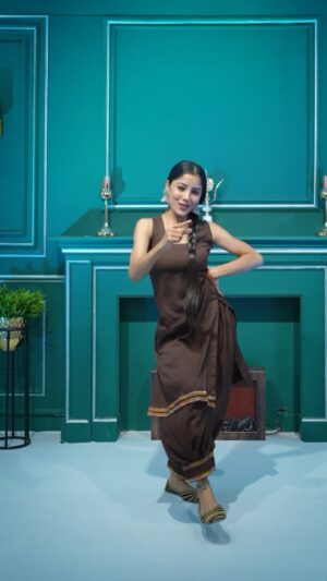 Anju Mor Instagram - kya loge bol de?😜
suit @shalu935545
.
.
.
#anjumordance #anjumor #reelsvideo #reelitfeelit