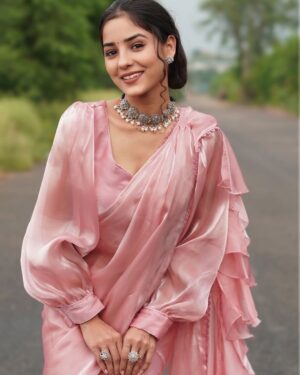 Anju Mor Instagram - Choose one ur favourite:- Saree🌸or Smile 🫣
.
Saree by @ticklingcollections 🌸
.
.
.
.
#anjumor #anjumordance #anjumorvlogs #foryoupage #explore #instagood #homepage #photoshoot #photooftheday #viral #post #saree #trendingsaree