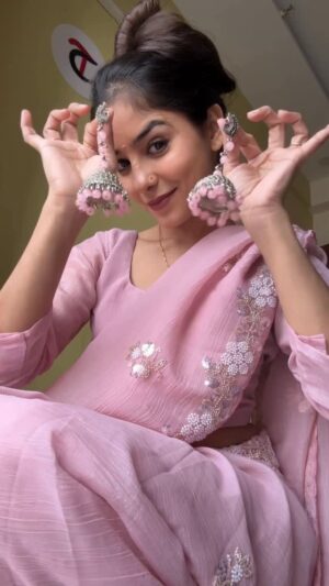 Anju Mor Instagram - Handwork saree by @ticklingcollections
.
.
.
#anjumor #anjumordance #reelitfeelit #reelsinstagram #trendingreels #viral