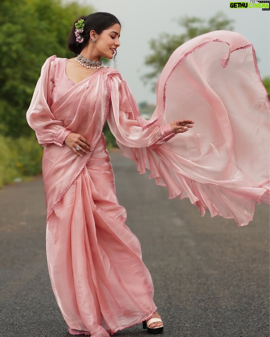 Anju Mor - 165.2K Likes - Choose one ur favourite:- Saree🌸or Smile 🫣
.
Saree by @ticklingcollections 🌸
.
.
.
.
#anjumor #anjumordance #anjumorvlogs #foryoupage #explore #instagood #homepage #photoshoot #photooftheday #viral #post #saree #trendingsaree