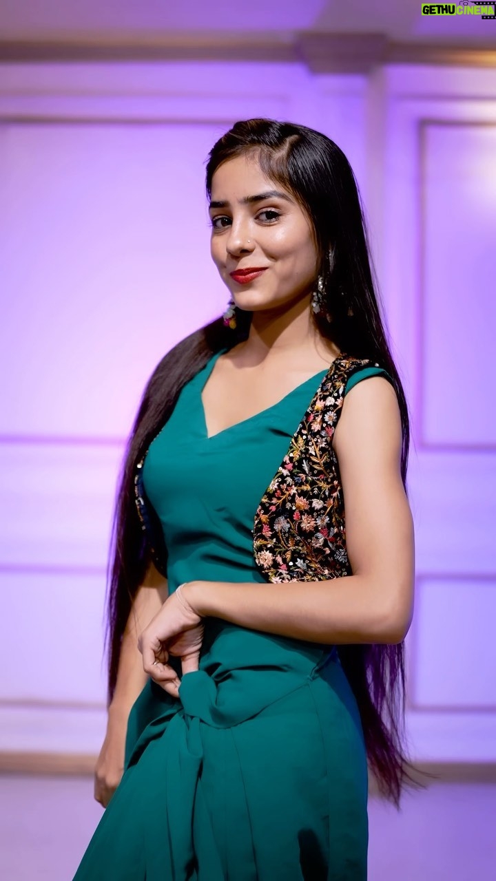 Anju Mor - 100.7K Likes - Western or Indian?🤨
.
.
.
.
#InLove
❤️ @gururandhawa 
🌸 @therajakumari 
.
#anjumordance #reelsinstagram #reelitfeelit