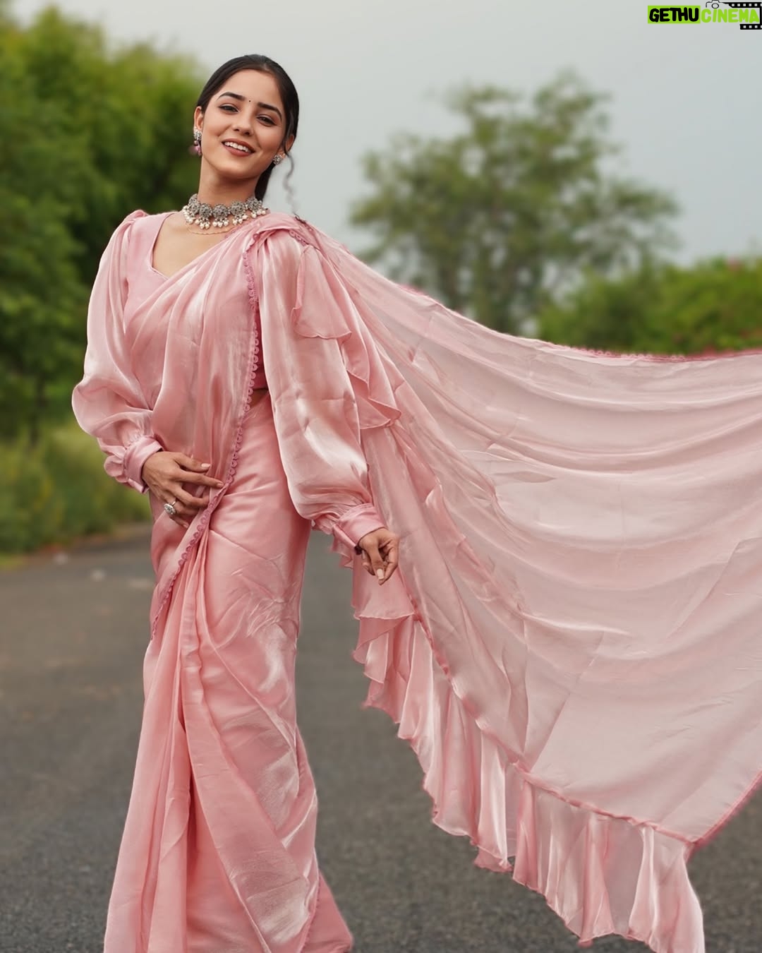 Anju Mor - 165.2K Likes - Choose one ur favourite:- Saree🌸or Smile 🫣
.
Saree by @ticklingcollections 🌸
.
.
.
.
#anjumor #anjumordance #anjumorvlogs #foryoupage #explore #instagood #homepage #photoshoot #photooftheday #viral #post #saree #trendingsaree