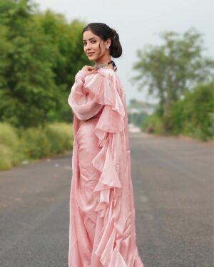 Anju Mor Instagram - Choose one ur favourite:- Saree🌸or Smile 🫣
.
Saree by @ticklingcollections 🌸
.
.
.
.
#anjumor #anjumordance #anjumorvlogs #foryoupage #explore #instagood #homepage #photoshoot #photooftheday #viral #post #saree #trendingsaree