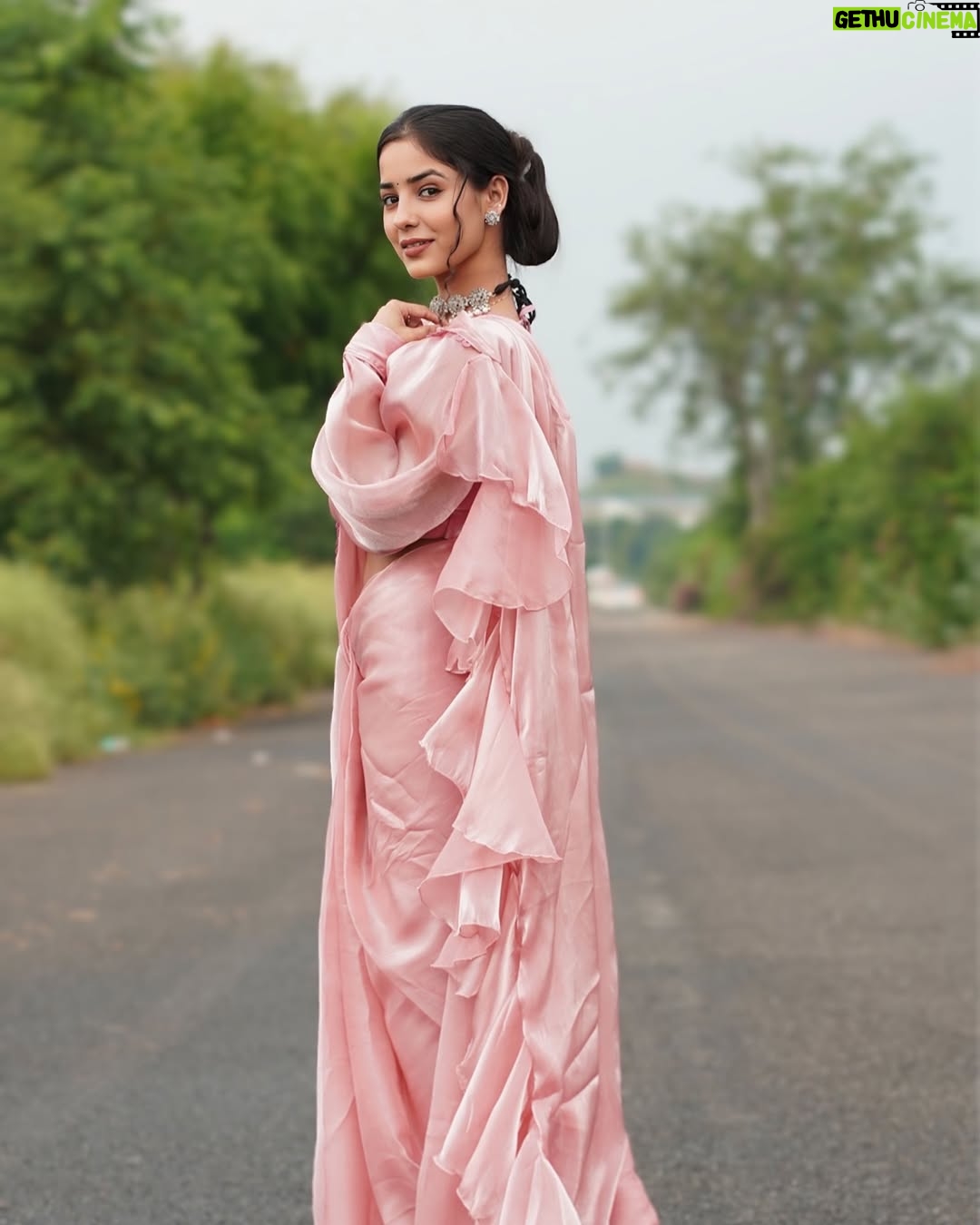 Anju Mor - 165.2K Likes - Choose one ur favourite:- Saree🌸or Smile 🫣
.
Saree by @ticklingcollections 🌸
.
.
.
.
#anjumor #anjumordance #anjumorvlogs #foryoupage #explore #instagood #homepage #photoshoot #photooftheday #viral #post #saree #trendingsaree